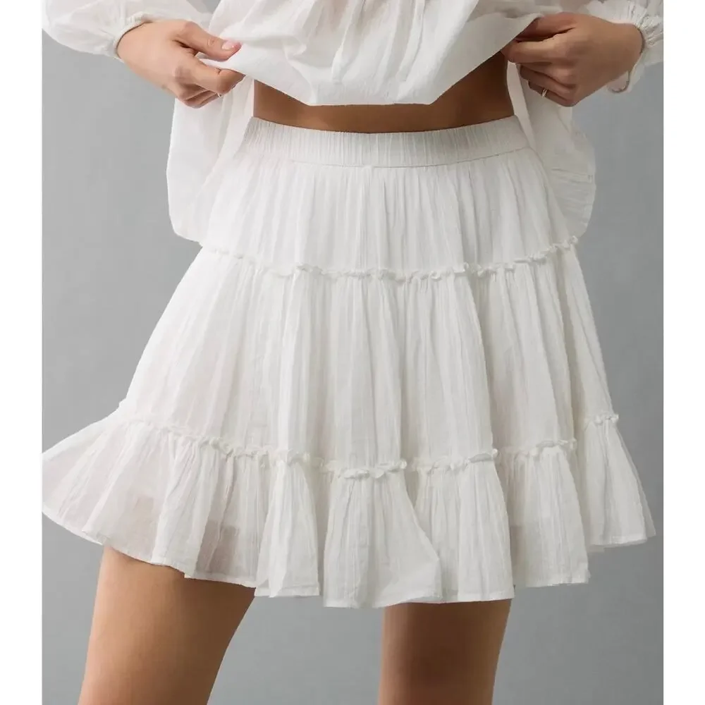 American Eagle High-Waisted Tiered Mini Skirt in White Size Small